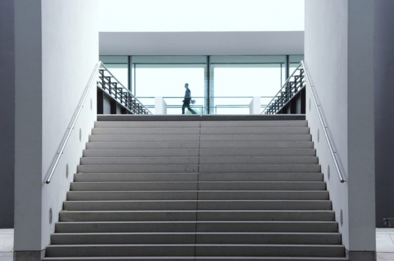 Betontreppe im Garten bauen » Anleitung in 6 Schritten