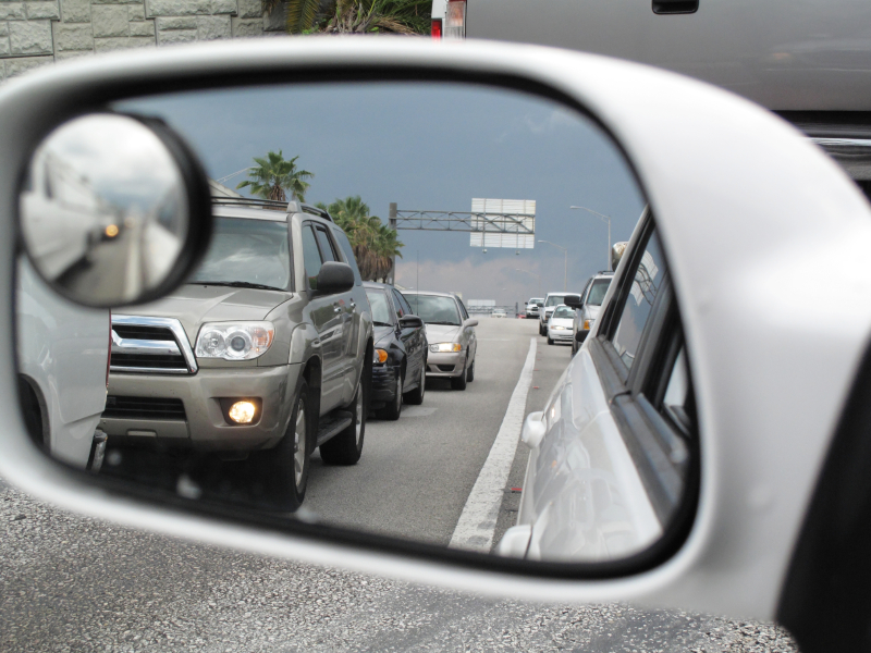 Blick Auf Den Außenspiegel Des Autos, Der Spiegel Reflektiert