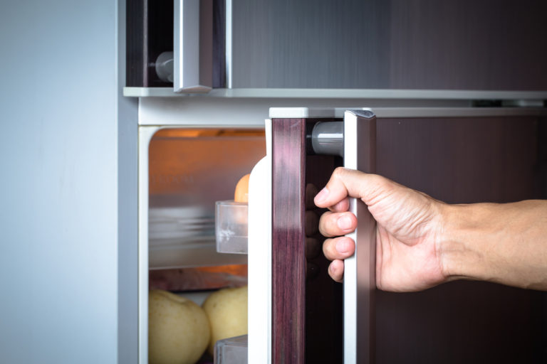 Kühlschranktür schließt nicht » Woran kann's liegen?