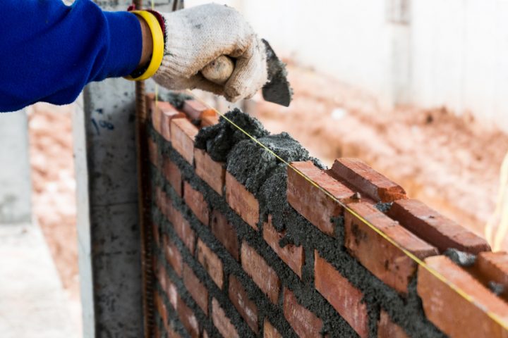 Großes Loch in der Wand verputzen » So geht's