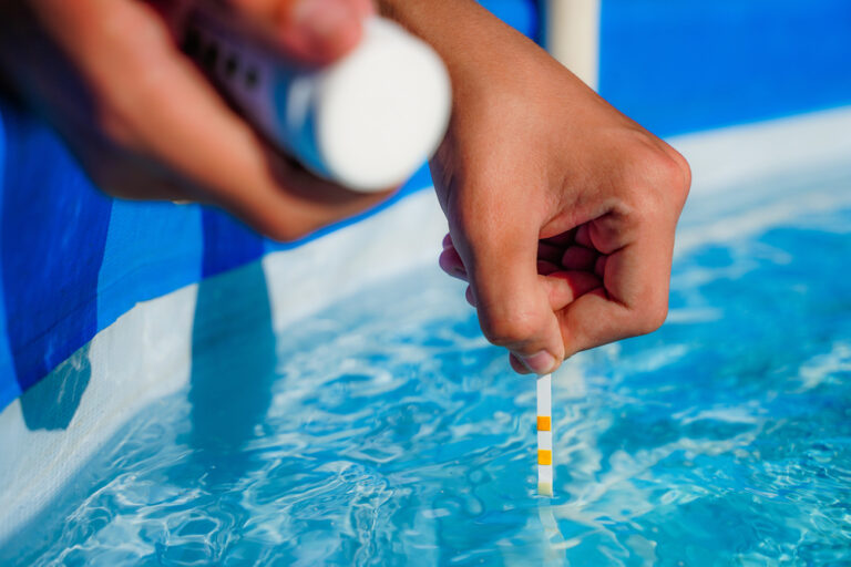 Weiße Flöckchen Im Pool