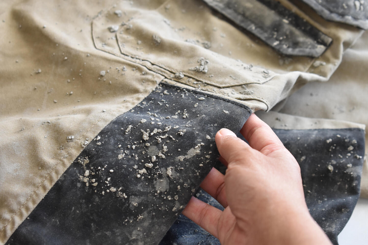 Zement aus Kleidung entfernen » Das hilft garantiert